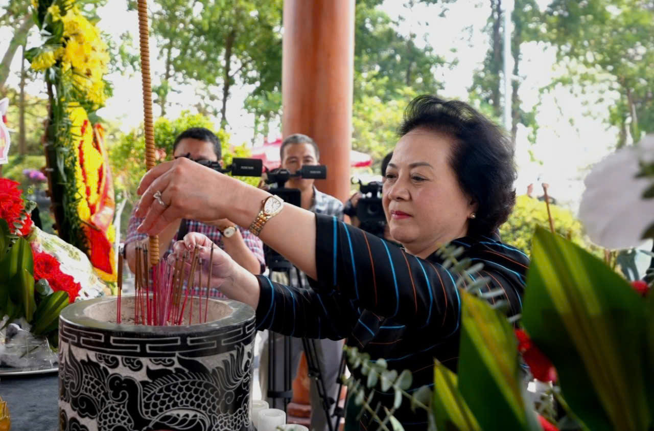 副總理范氏清茶在廣治省多個“紅色地址”向烈士致敬