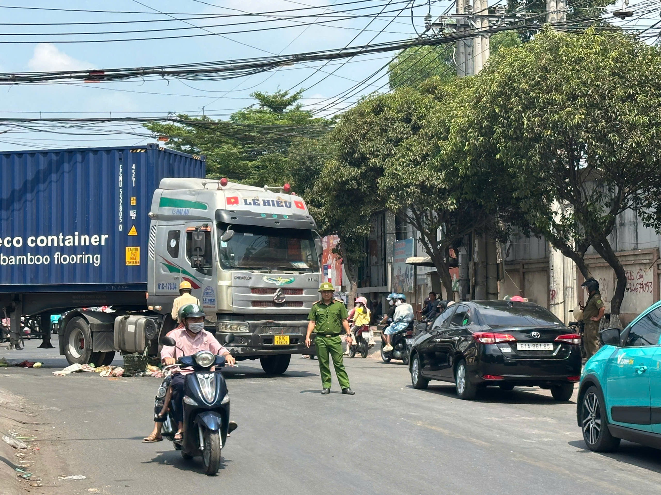 集裝箱車轉彎將騎自行車女子捲入車底