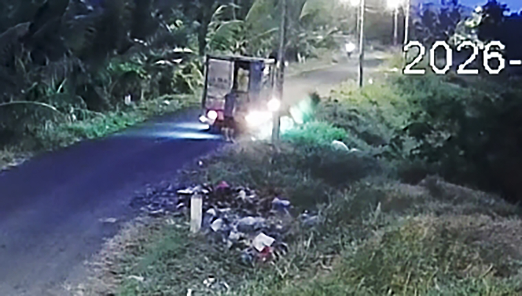 在阮文靈路亂扔垃圾,兩人各被罰款150萬越南盾