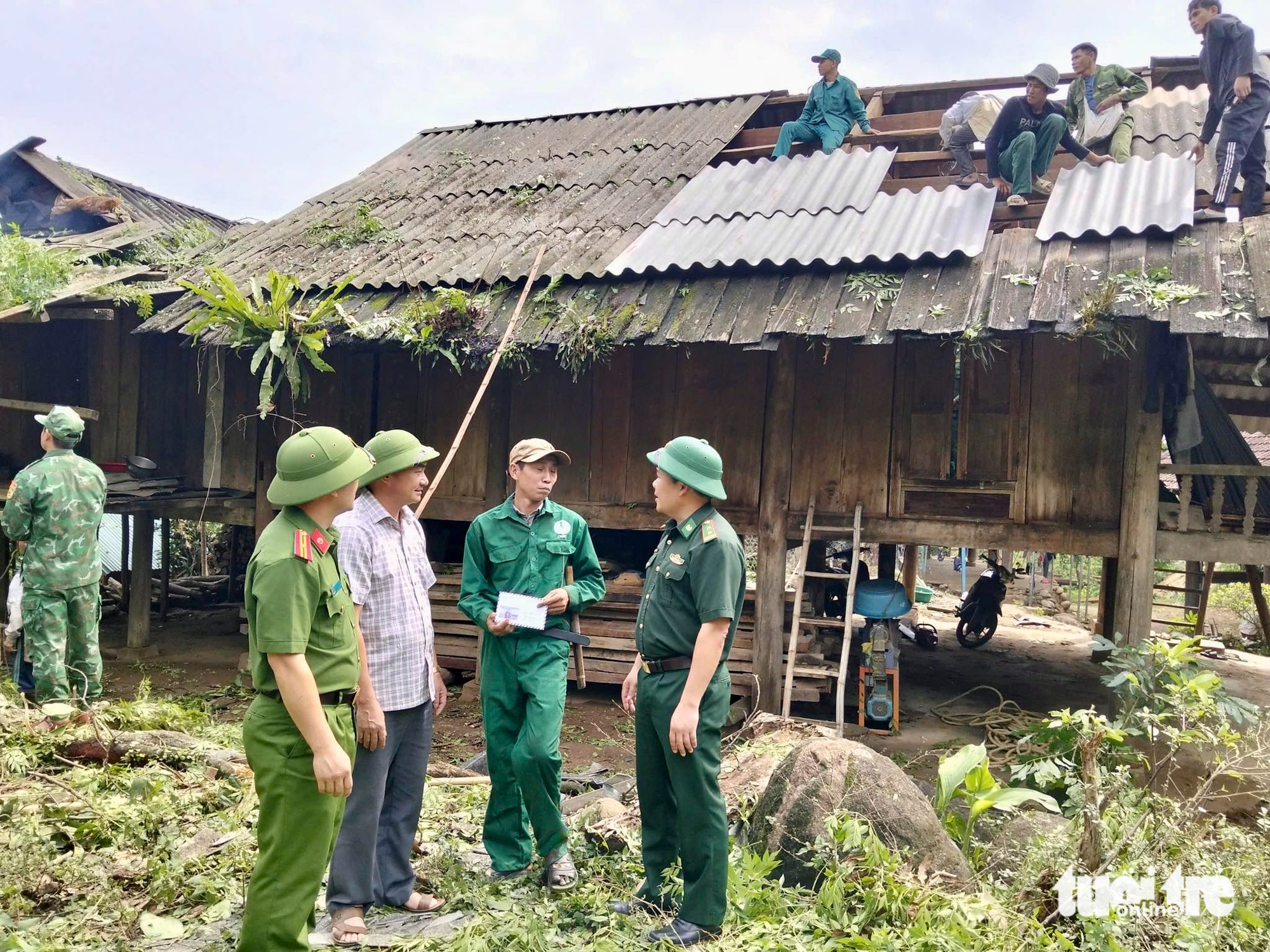 军队帮助民众在龙卷风后修复房屋和学校