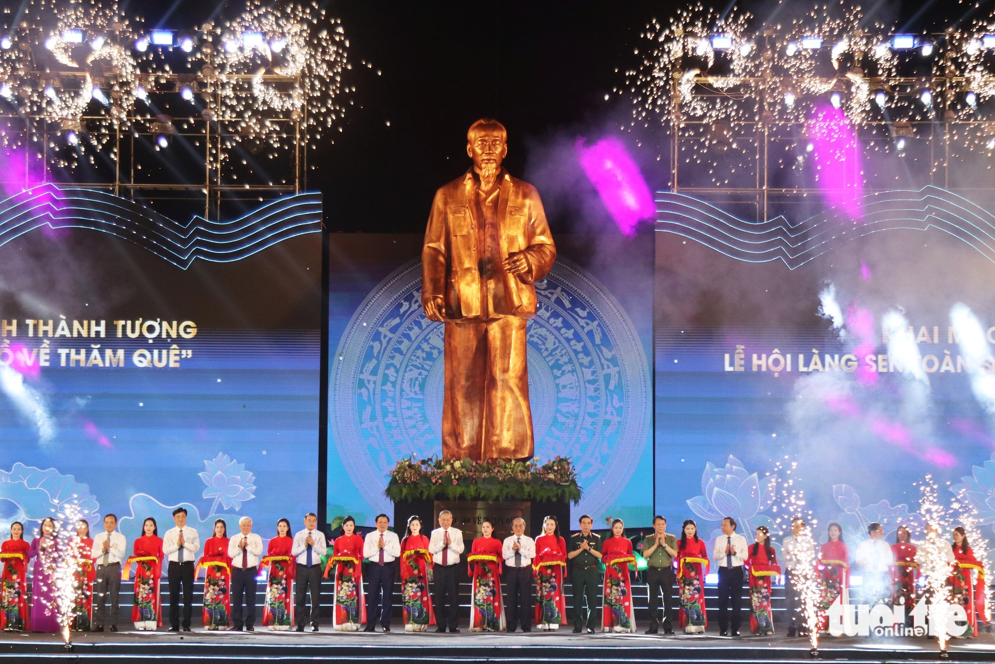 总书记苏林参加蓝森节开幕，庆祝胡伯伯回乡雕像落成