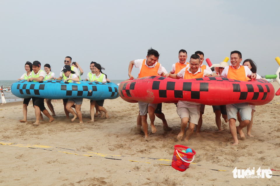 大量遊客湧入爐門海灘，旅遊節拉開序幕