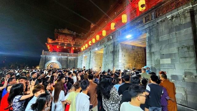 雄王節假期,人山人海湧入順化皇城形成爆款視頻