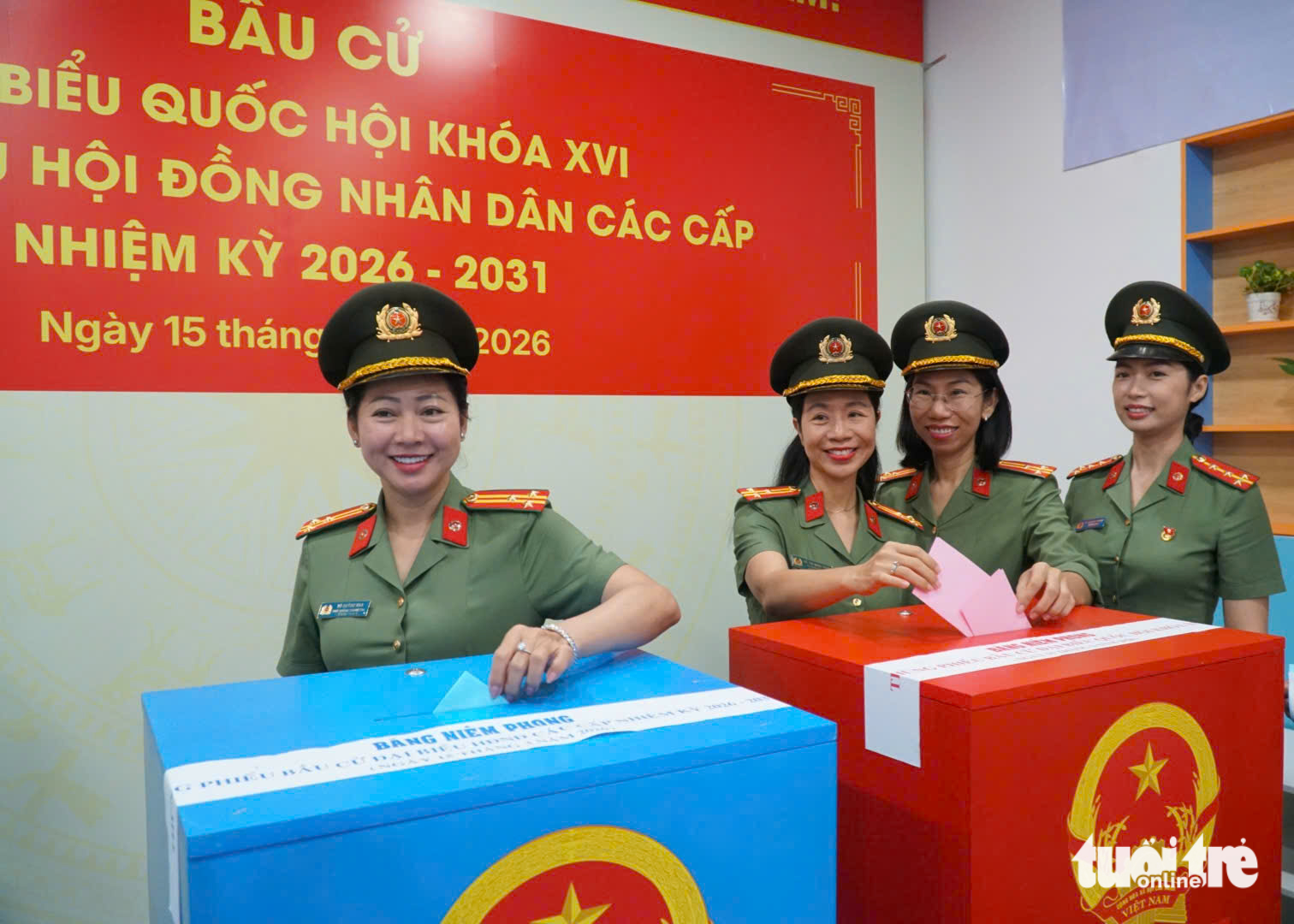 胡志明市武装力量庄严参加选举