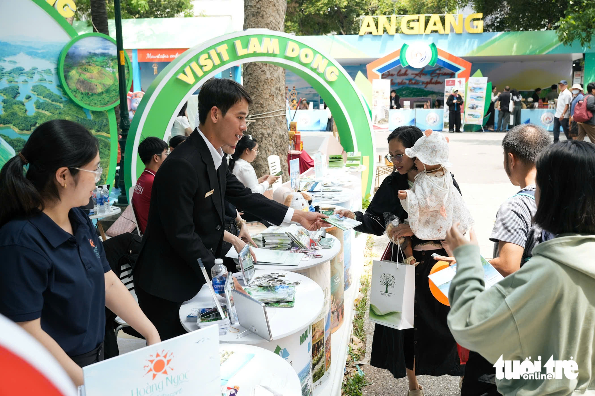 在胡志明市旅遊節觀看馬戲、品嚐美食、體驗三地文化