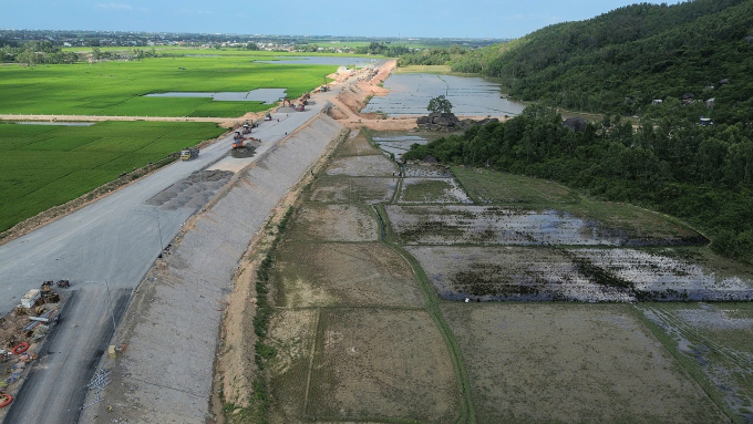 志盛-雲峰高速公路旁農田被機油淹沒