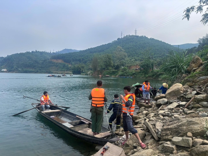 風暴掀翻船隻和竹筏,4人死亡