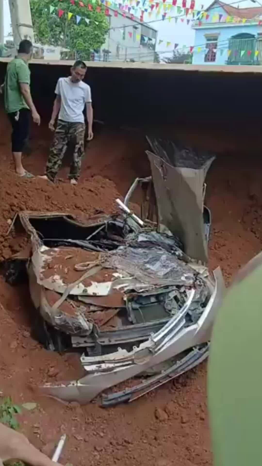 卡車翻車,壓死兩人