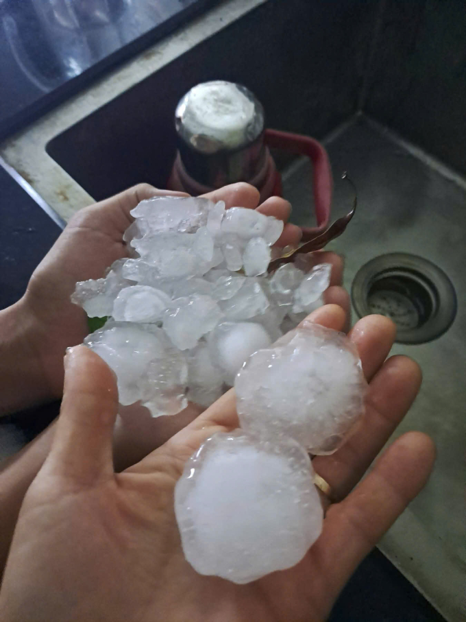 清化省學校鐵皮屋頂被暴風雨和冰雹掀飛