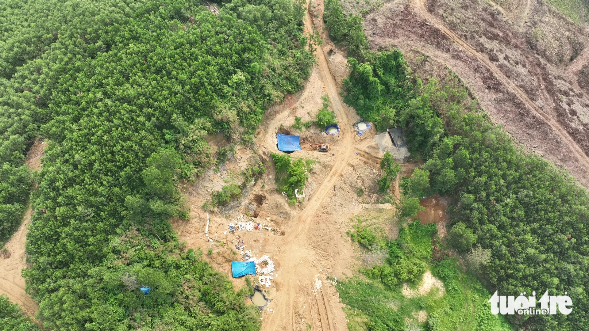 在水坑非法採金,“金賊”搭帳篷,開墾山丘