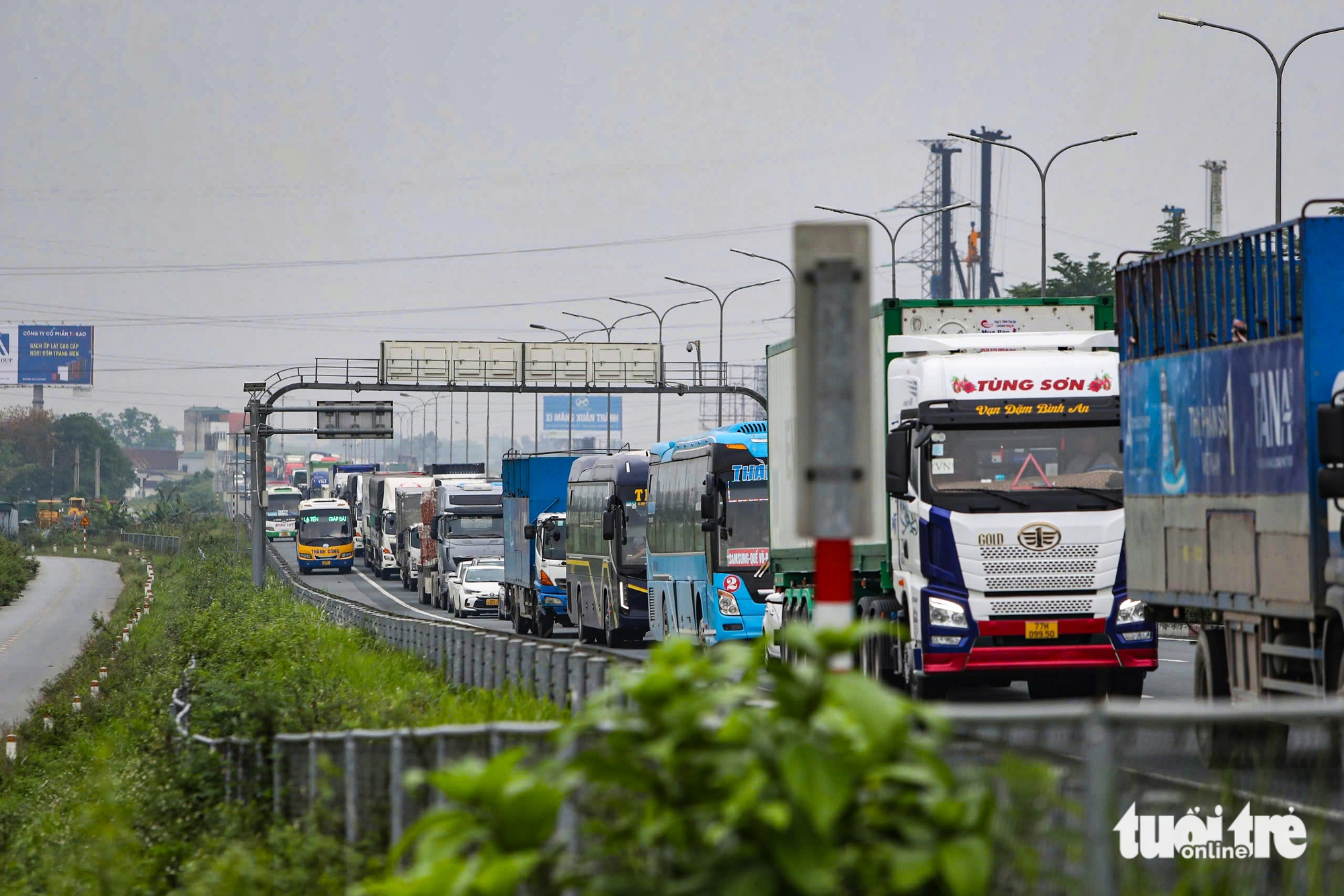 民眾紛紛離開河內度假,出城口車輛寸步難行