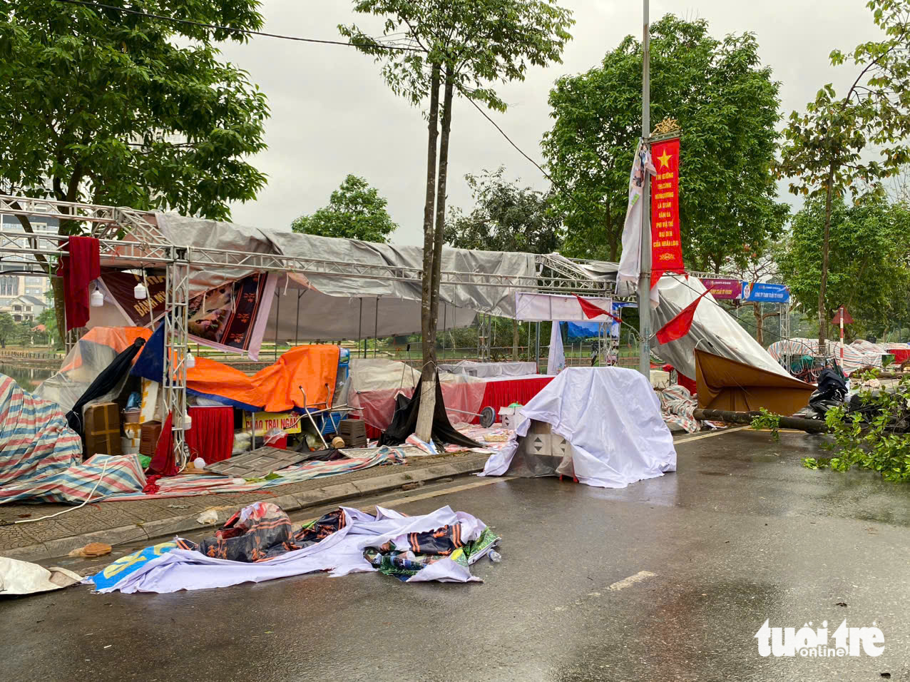 富壽省活動攤位遭暴風雨吹倒,今晨河內發佈大雨預警