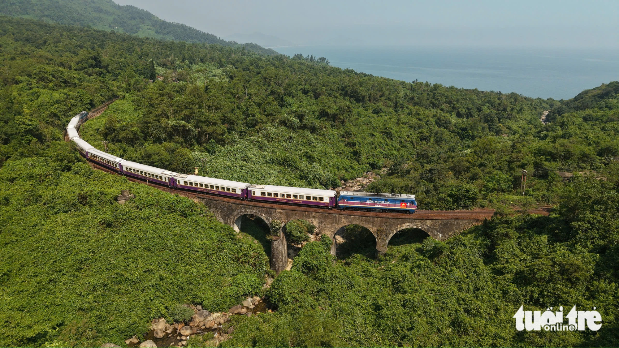 連接順化與峴港的遺產列車新面貌有何特點?