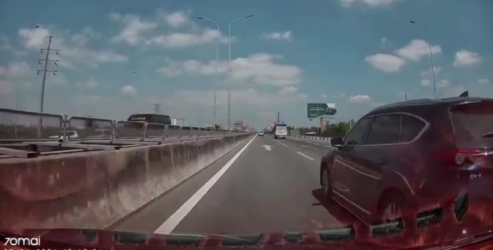 胡志明市-隆城-油曳高速公路上危險變道,司機被罰款500萬越南盾