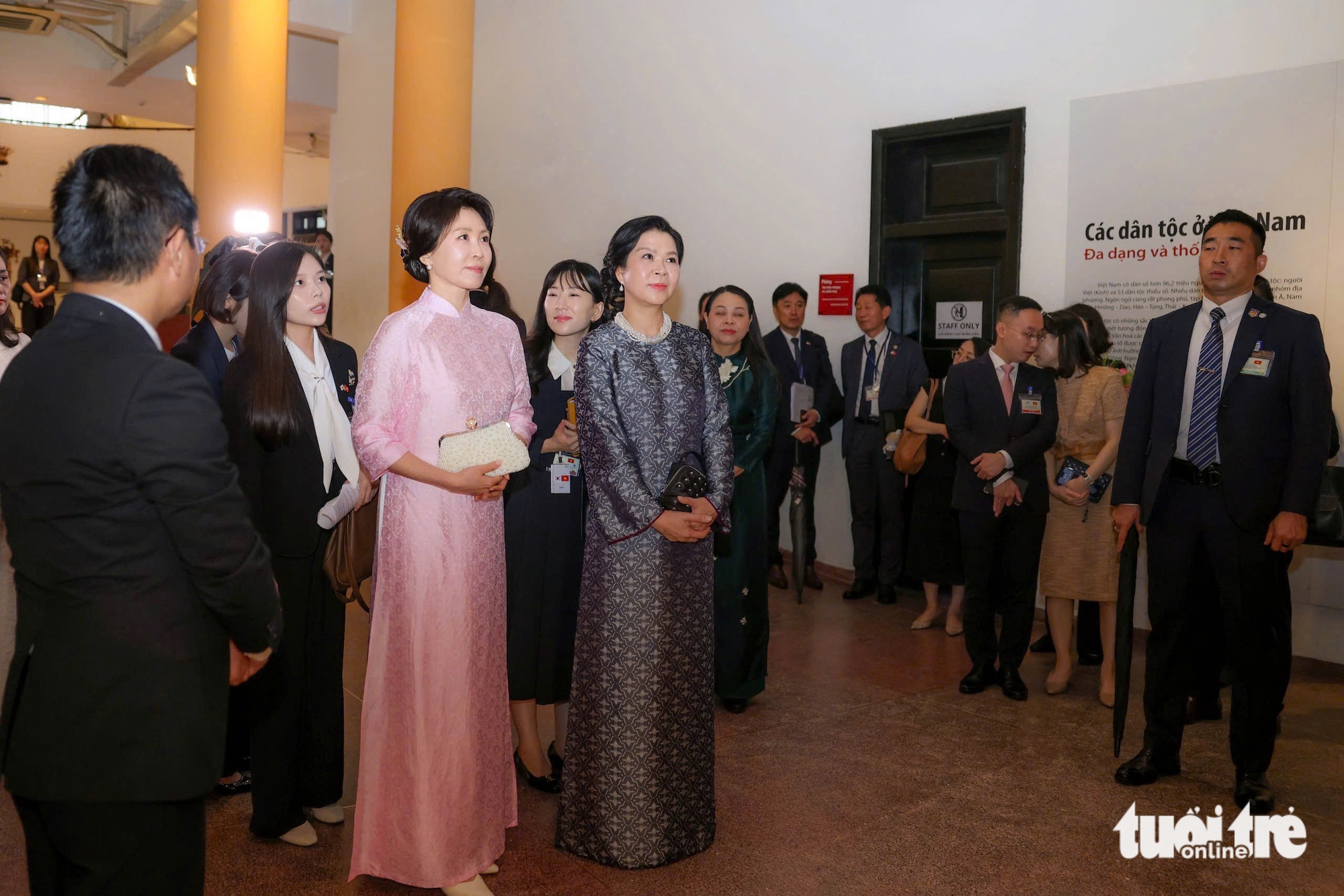 韓國總統夫人身著越南奧黛，與吳芳璃夫人一同觀看水上木偶戲