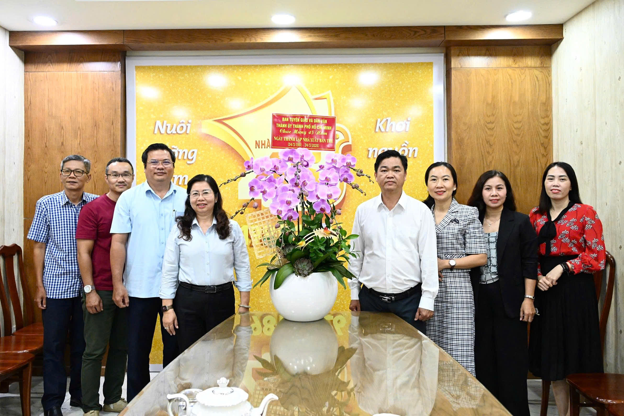 胡志明市市委宣教與民運部領導走訪祝賀青年出版社