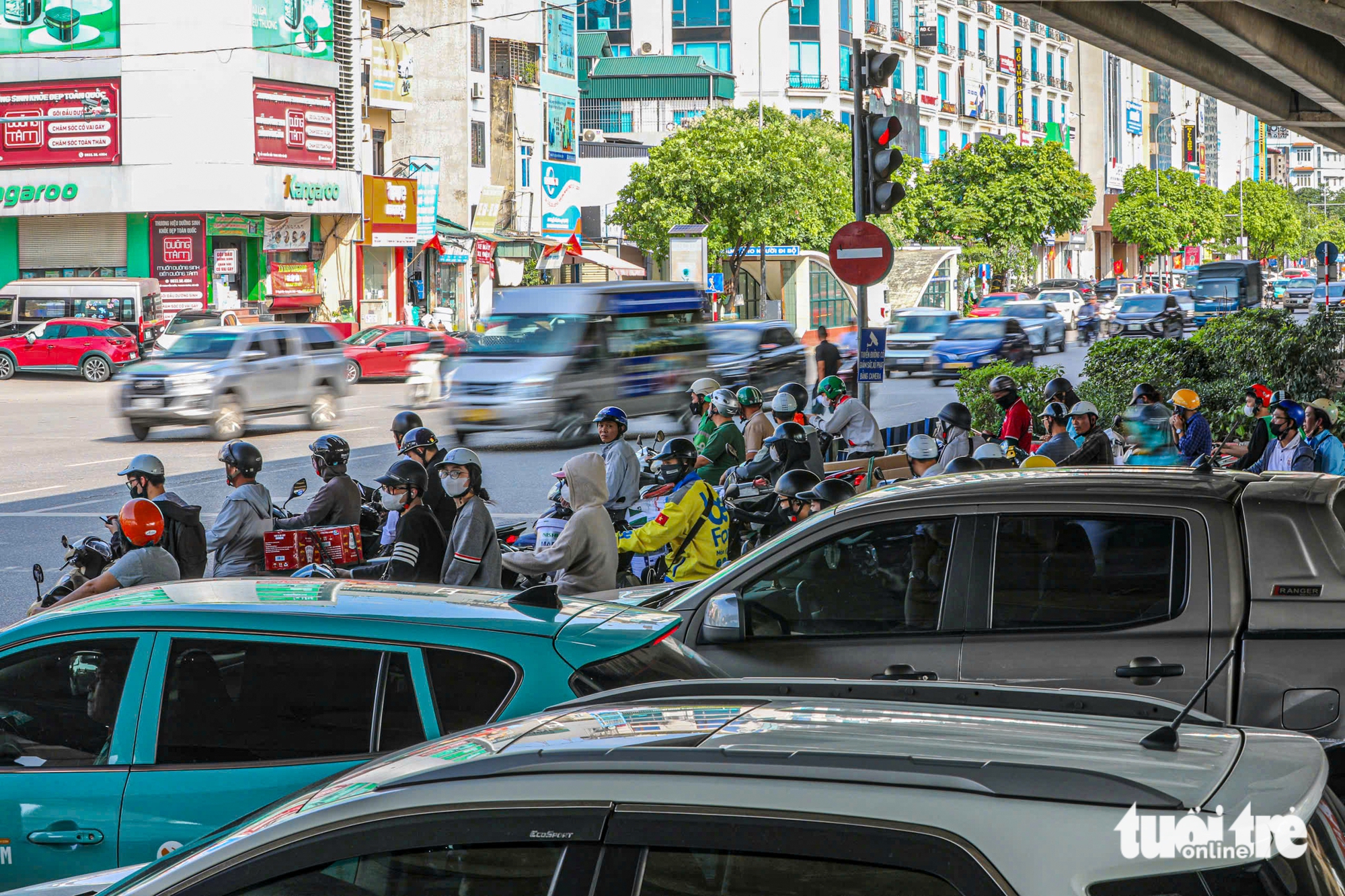 人群湧出河內度假,高架路上一輛汽車起火