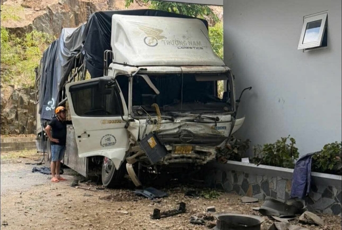 卡車衝下山崖,撞擊如炸彈爆炸,無人來得及逃生