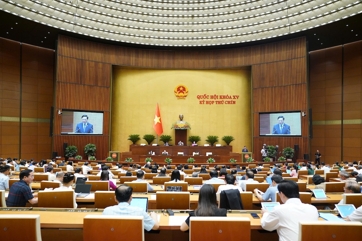 向国会提交宪法修正案，提议在合并省份时指定领导