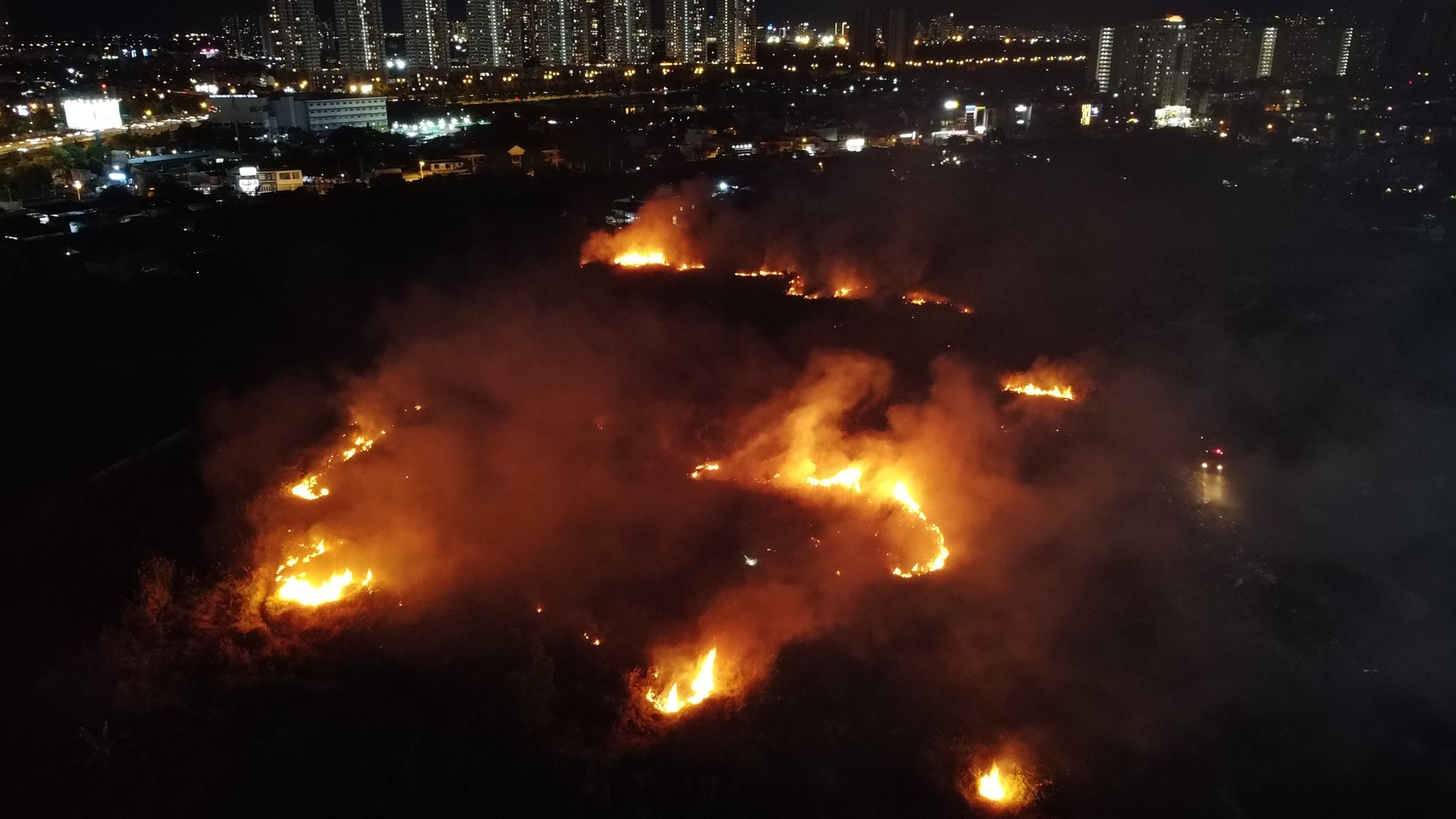 数千平方米的草地火灾，威胁到守德市的足球场和匹克球场