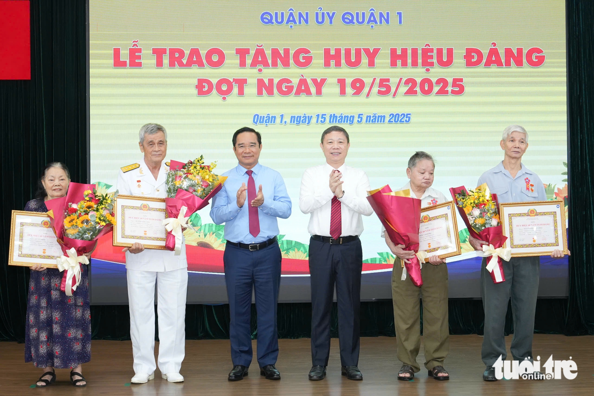 胡志明市人民委员会主席阮文德在第一郡颁发党徽