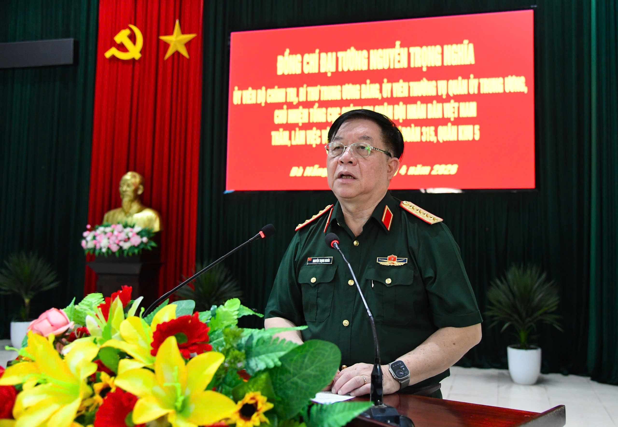 大將阮仲義視察駐紮在峴港的第五軍區各單位