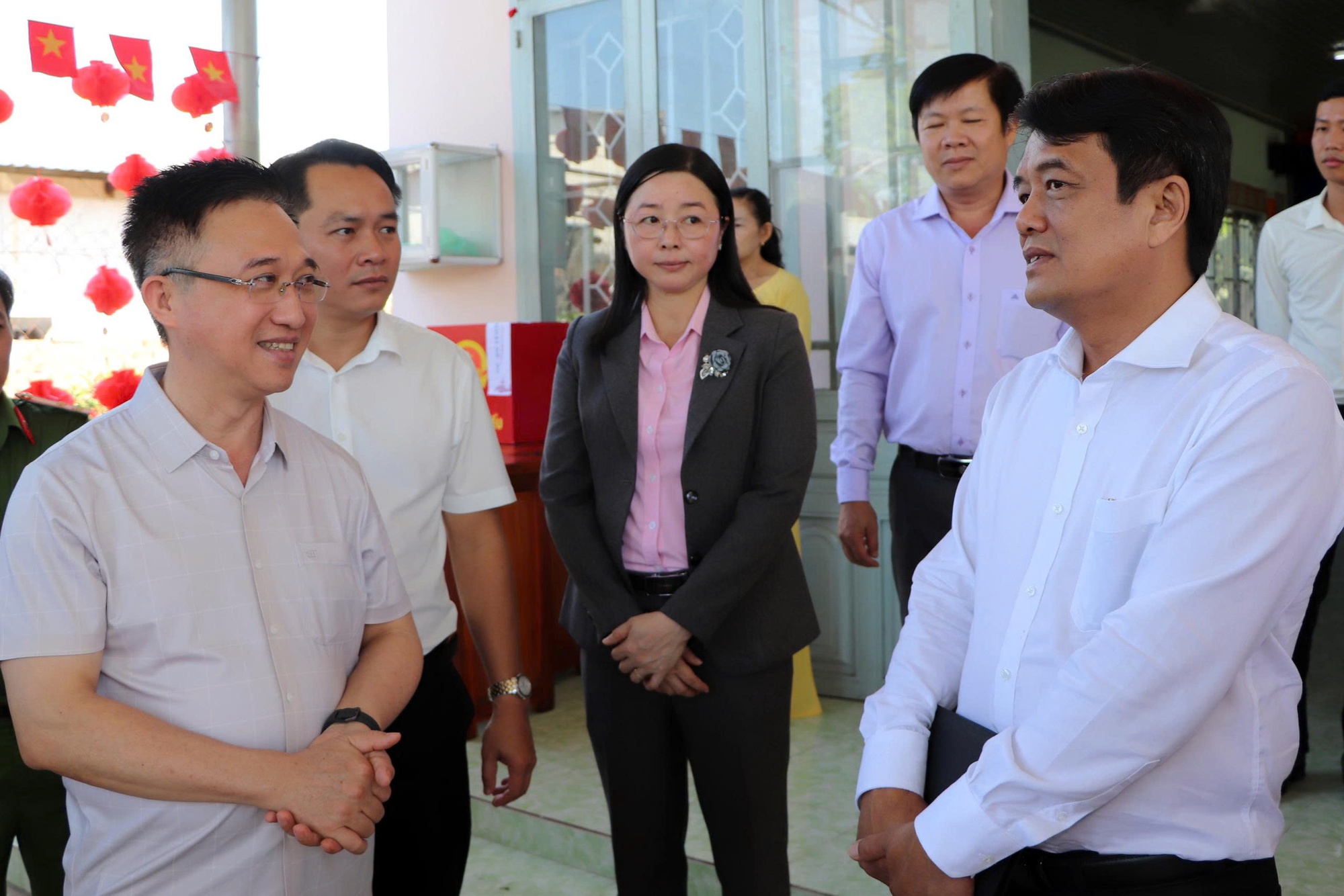 胡志明市市委副书记邓明通检查平阳地区选举准备工作