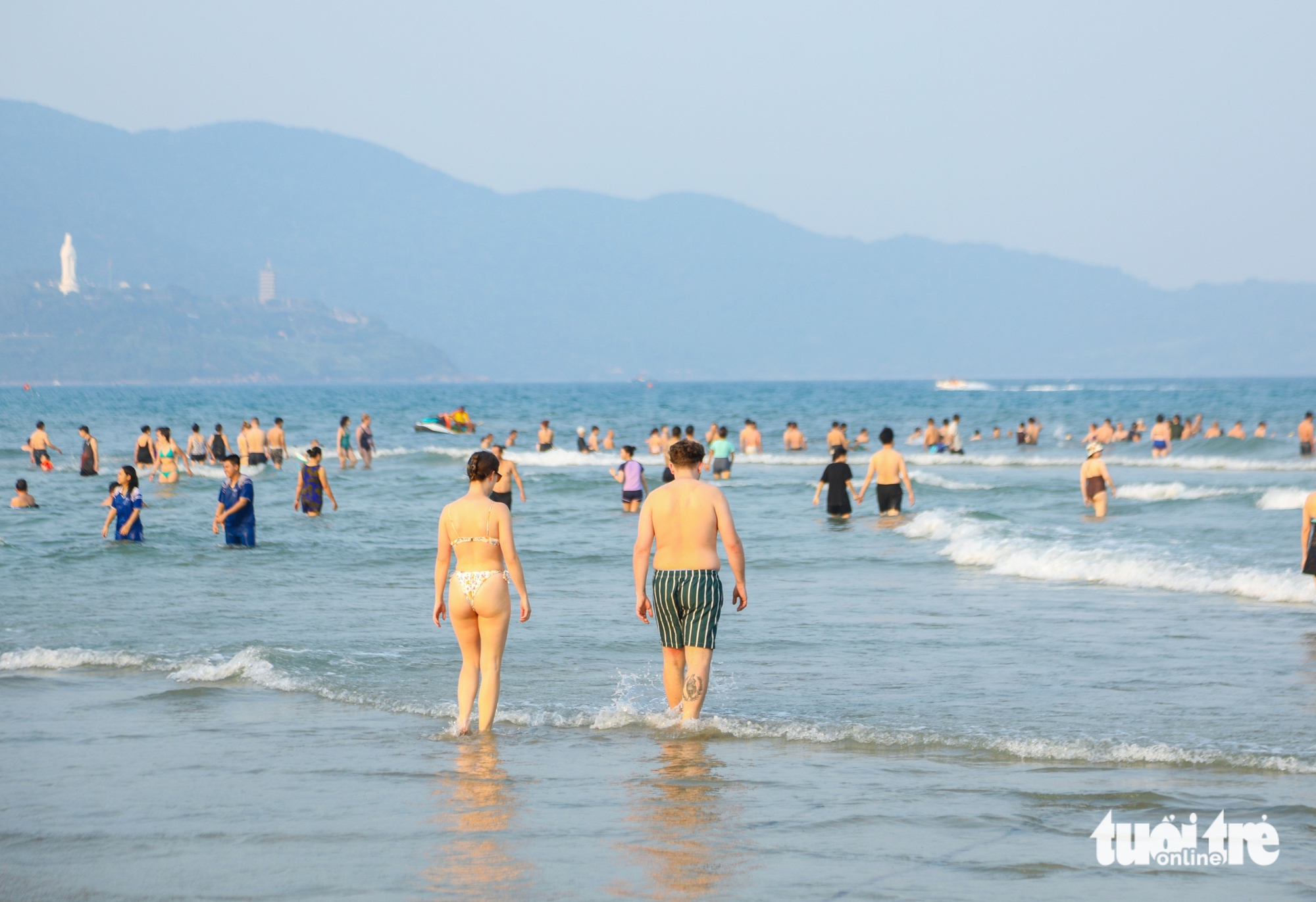 初夏酷熱,數千人湧向‘全球最美海灘’消暑