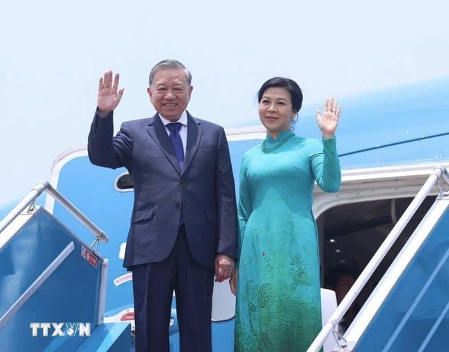 总书记苏林和夫人离开河内，启程访问四国