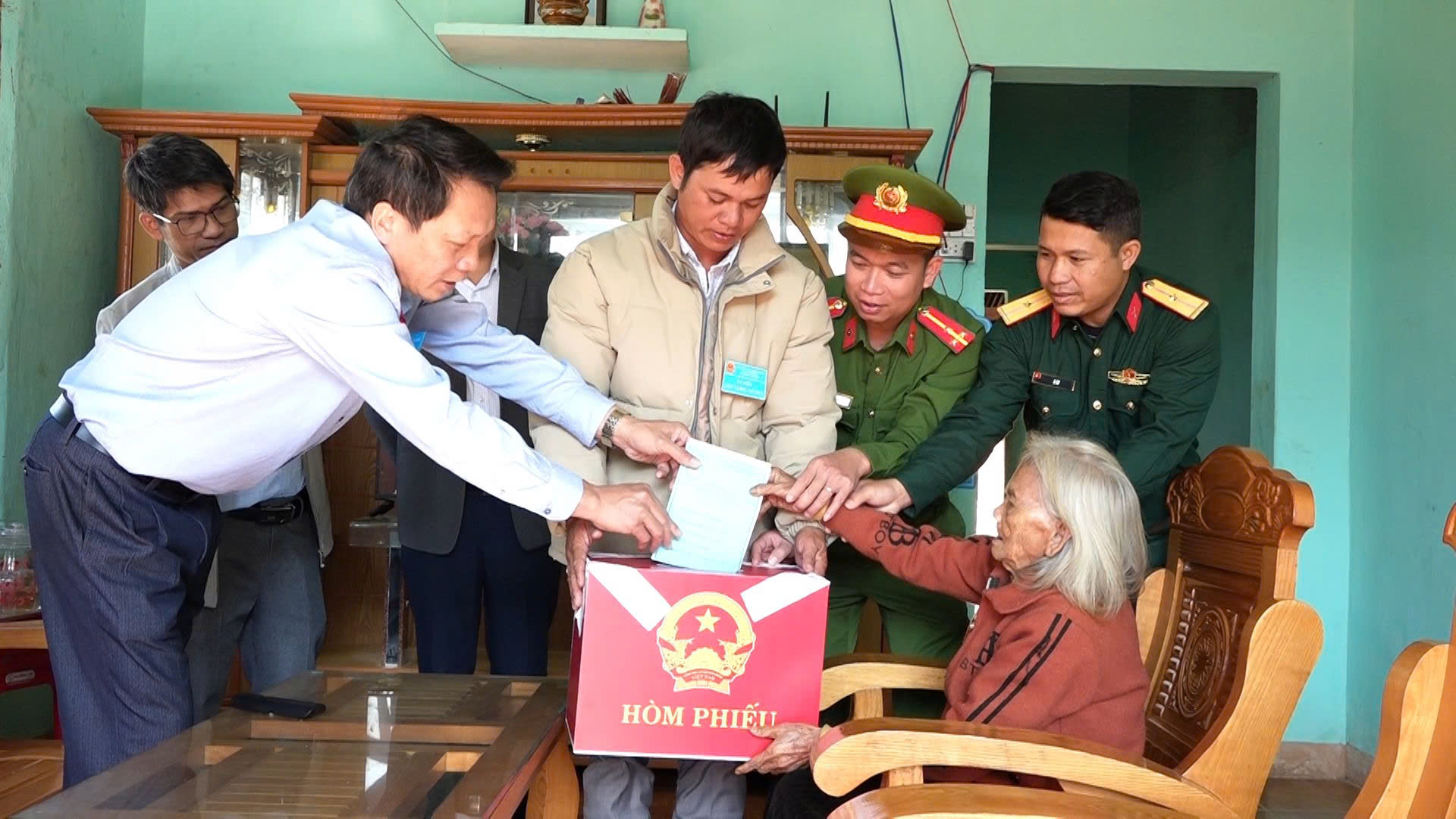 越南英雄母親身體虛弱,選舉小組攜投票箱上門