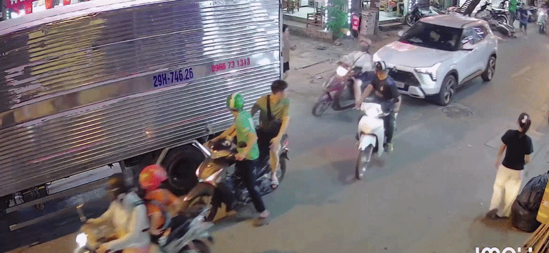河內一名女司機連環撞車四輛