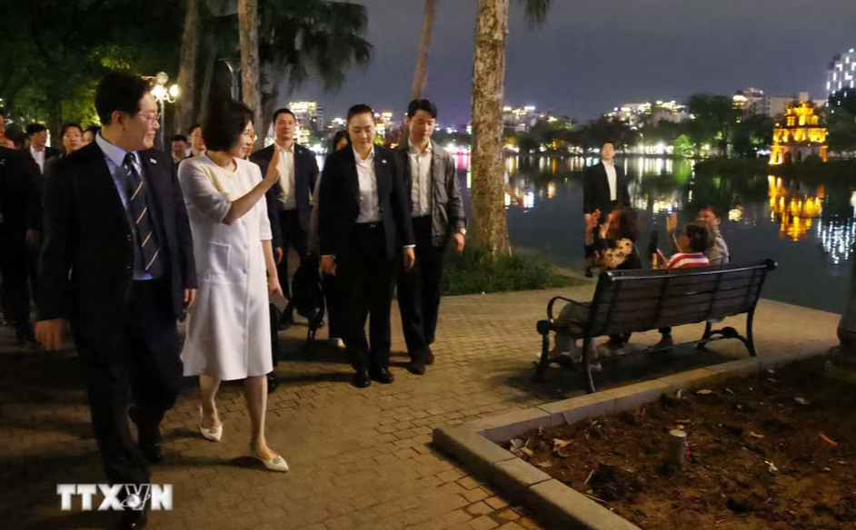 韓國總統與夫人遊覽還劍湖