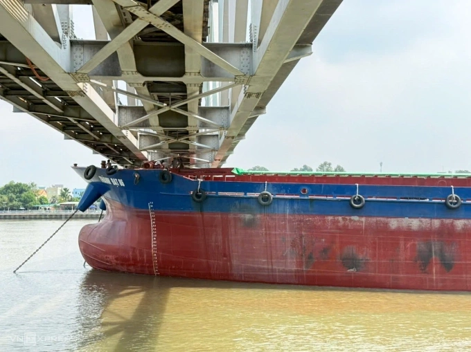 駁船撞擊Ghềnh橋因'船長未觀察'