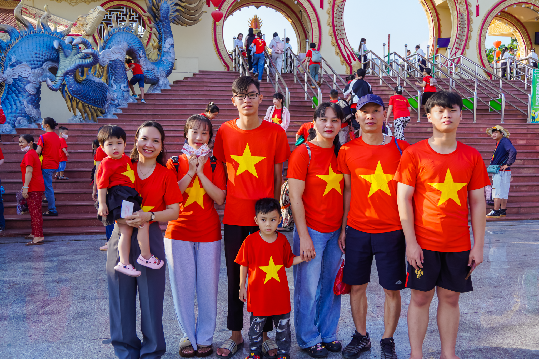 身著金星紅旗服裝的遊客湧入 Suối Tiên 歡度4月30日
