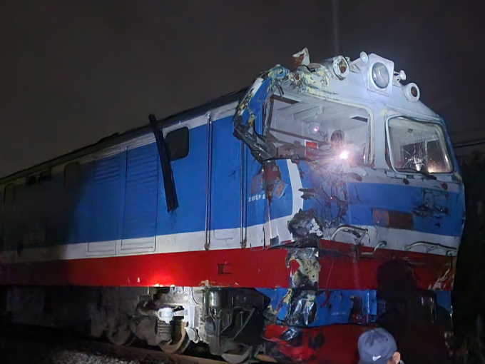 牽引車卡在鐵軌上,被火車撞成兩半