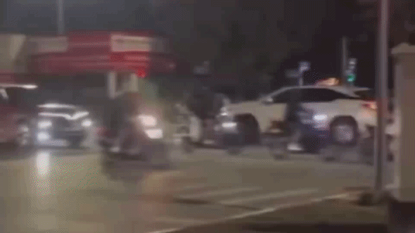雷克薩斯汽車午夜連環撞車後翻車,兩人入院