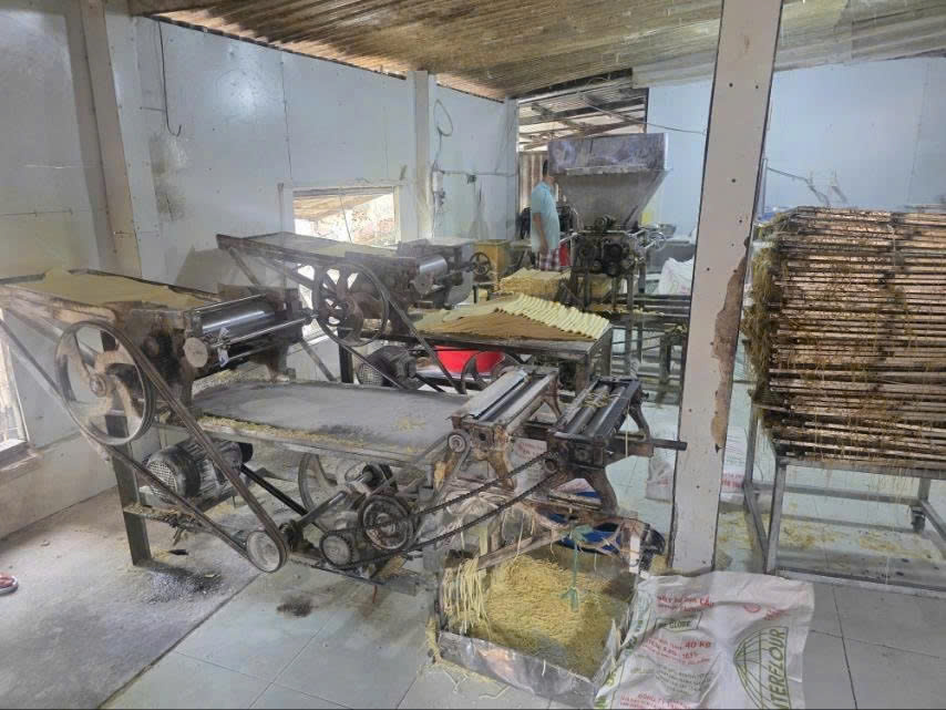 逮捕一對夫婦,查獲近3000噸含硼砂和液體玻璃的鮮麵條