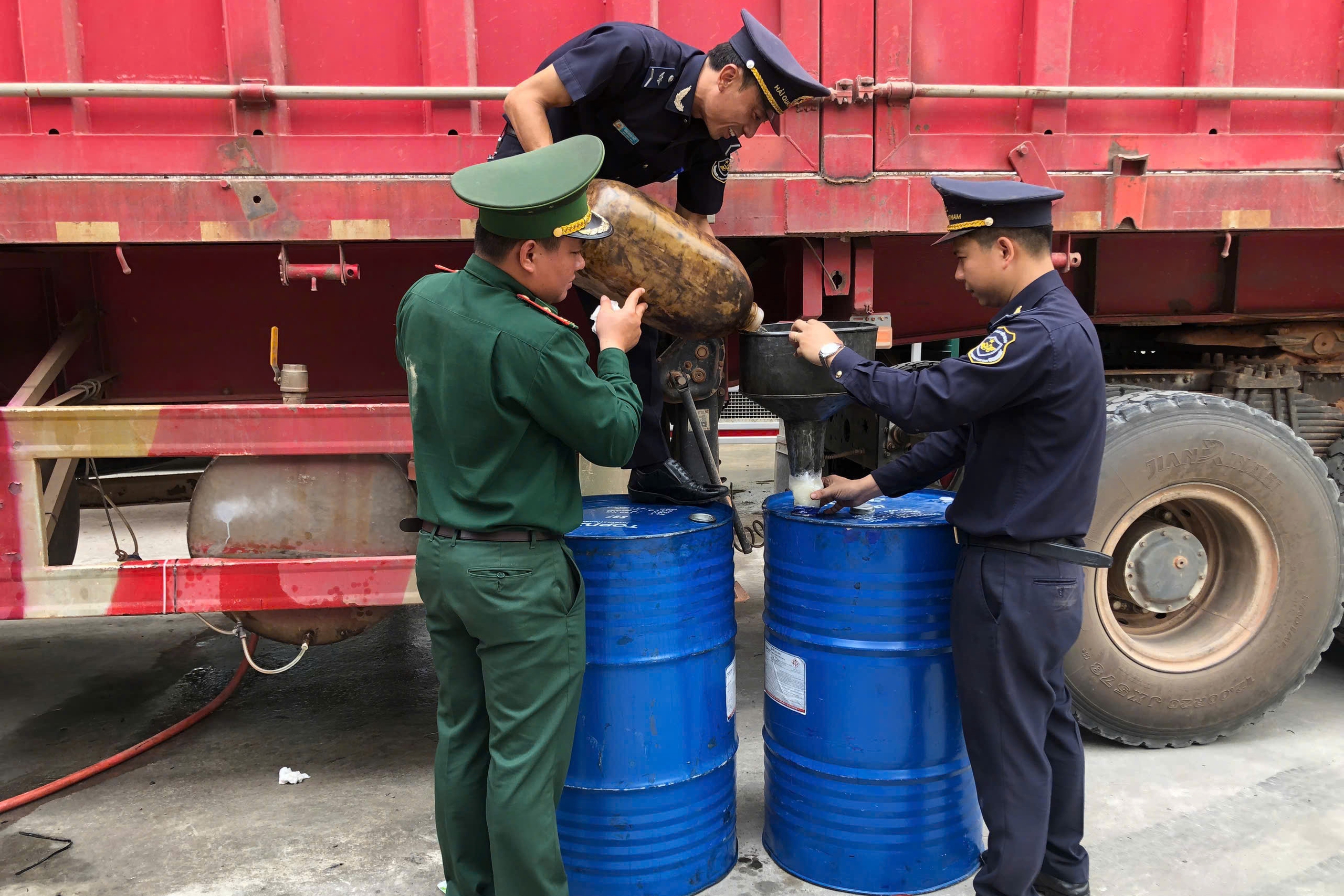 司機巧妙改裝拖車下鐵罐以走私柴油至老撾