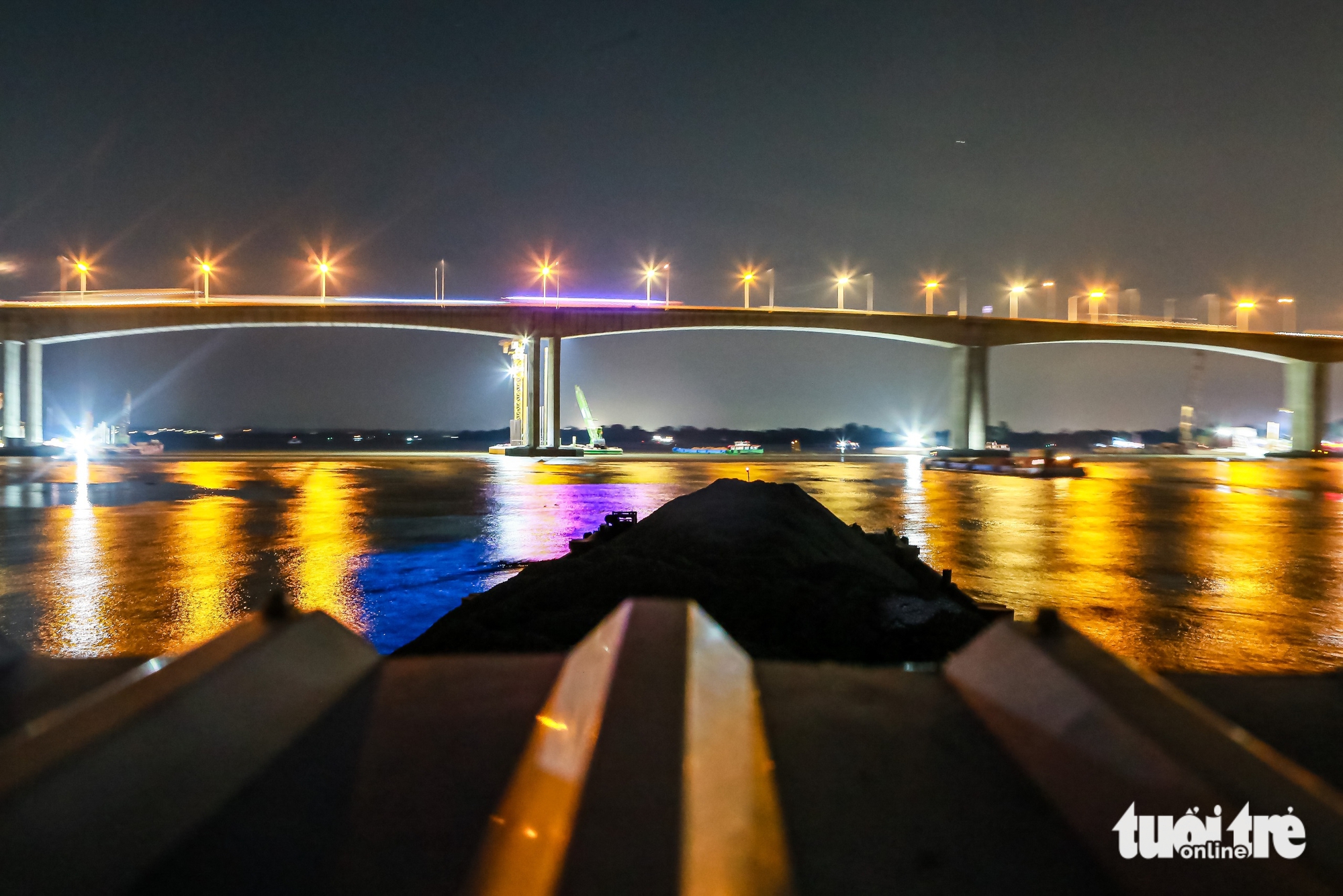 日夜在河上,跟隨駁船在‘熱潮’中將石頭運往胡志明市三環路