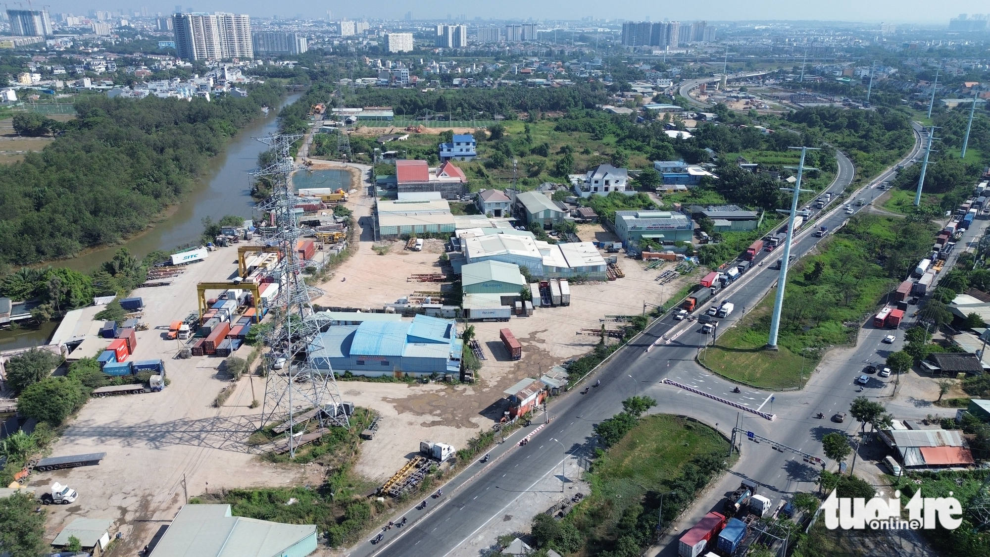 數千輛來自集裝箱停車場的車輛堵塞武志公路,困擾胡志明市東部居民