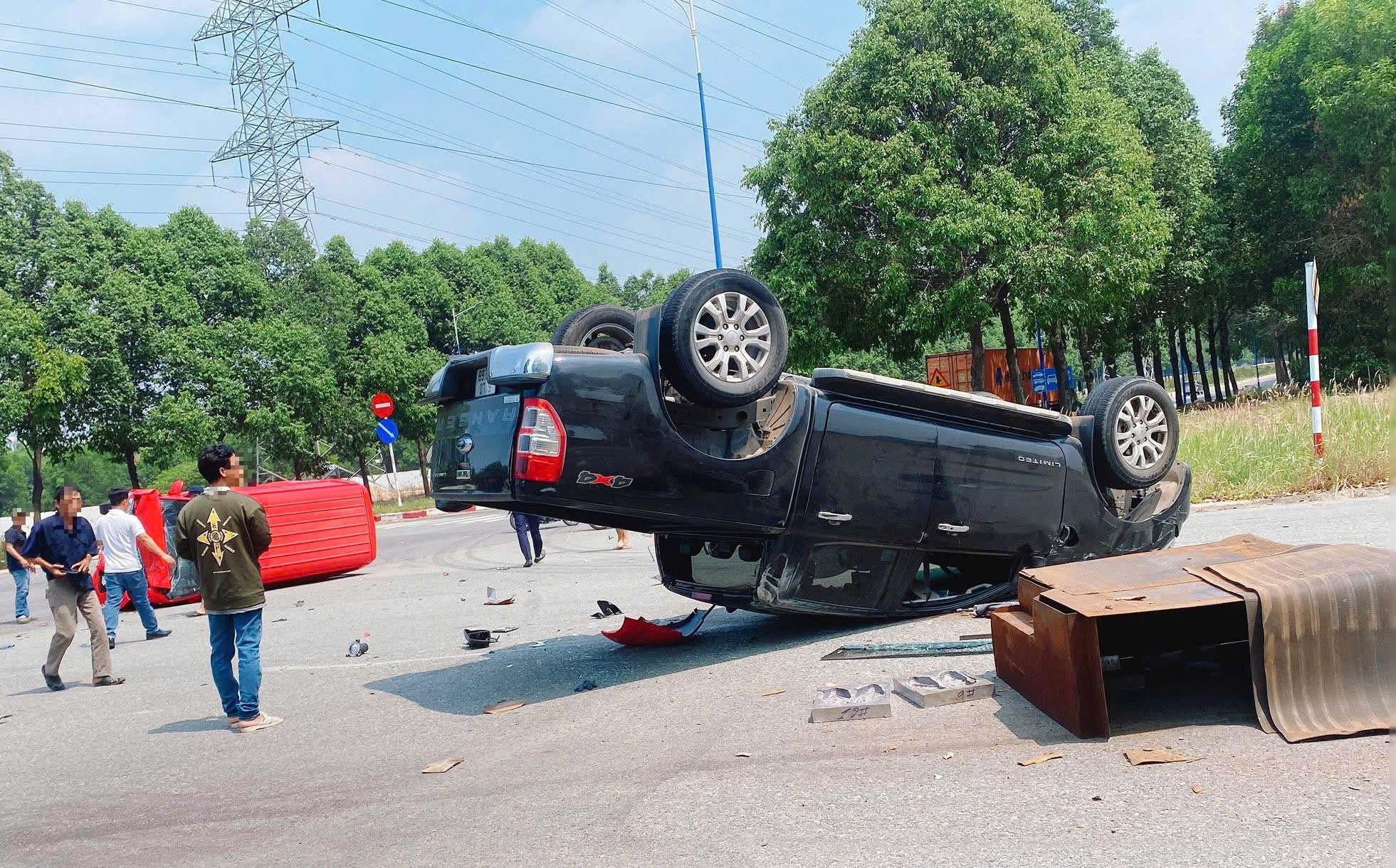 胡志明市路口發生汽車相撞事故:一輛翻覆,一輛側翻