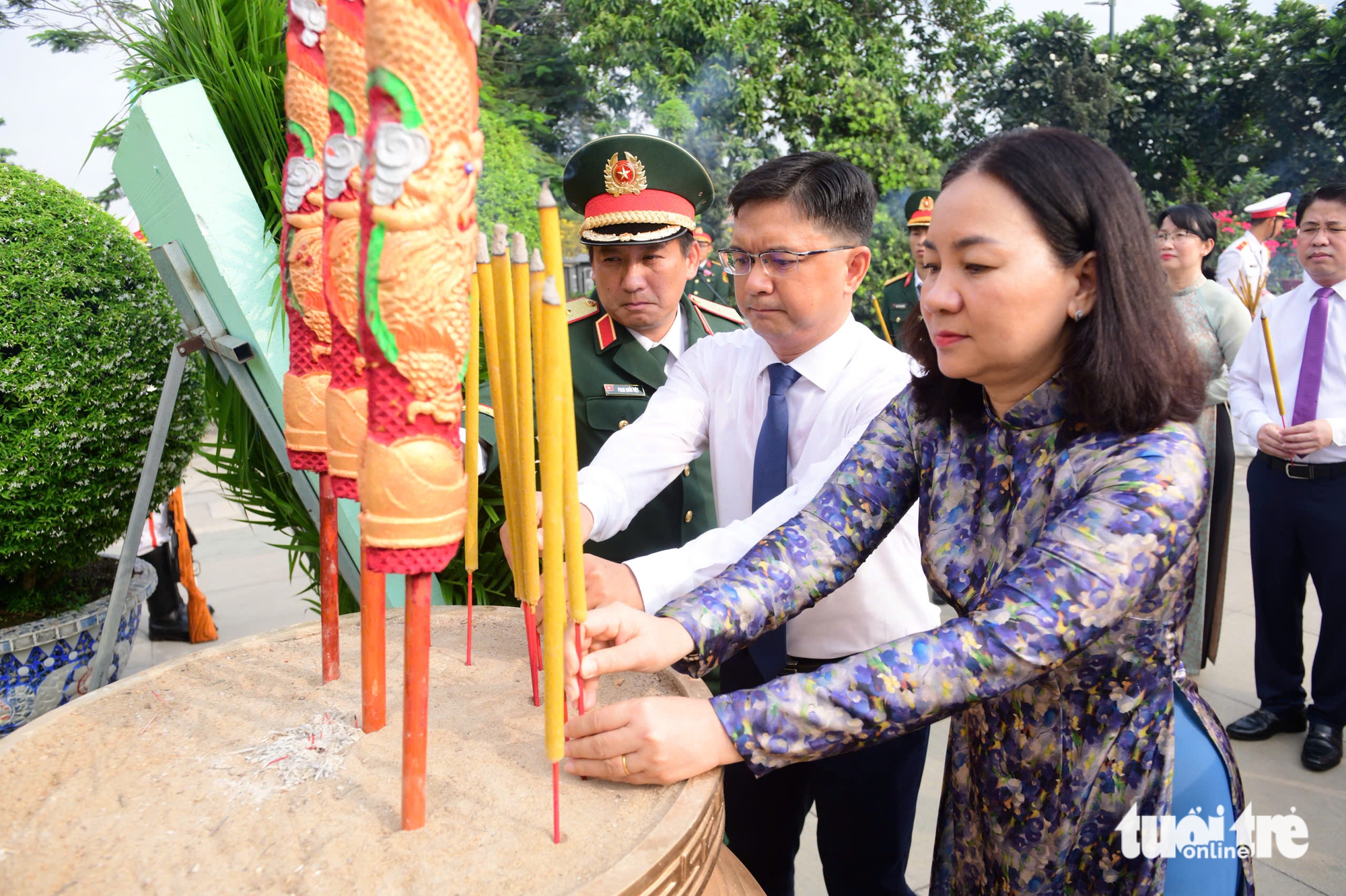 胡志明市領導上香緬懷胡志明主席和各位英雄烈士