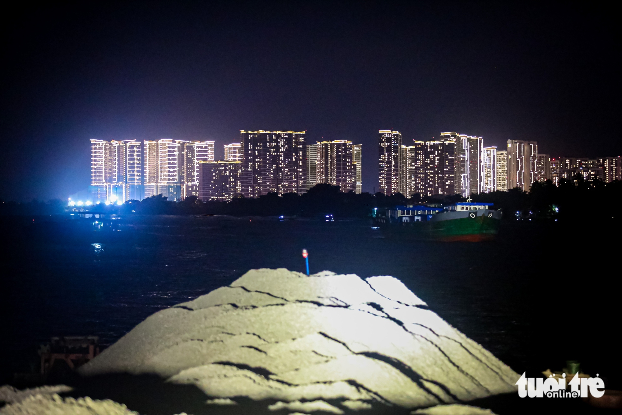 日夜在河上,跟隨駁船在‘熱潮’中將石頭運往胡志明市三環路