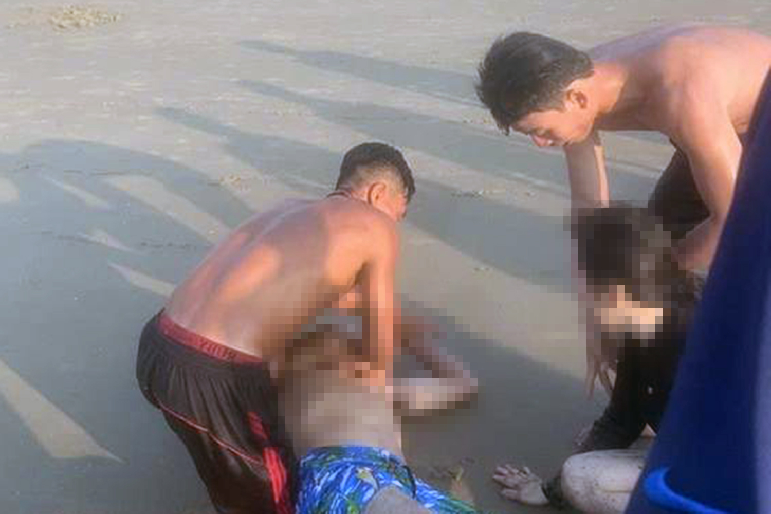 兩名遊客在頭頓海灘游泳時被衝離海岸,及時獲救