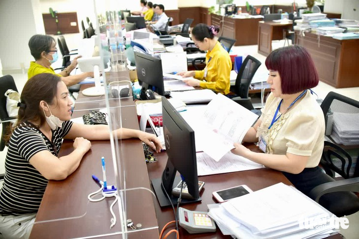 政府力争在机构重组后至少减少20%的公务员和职员