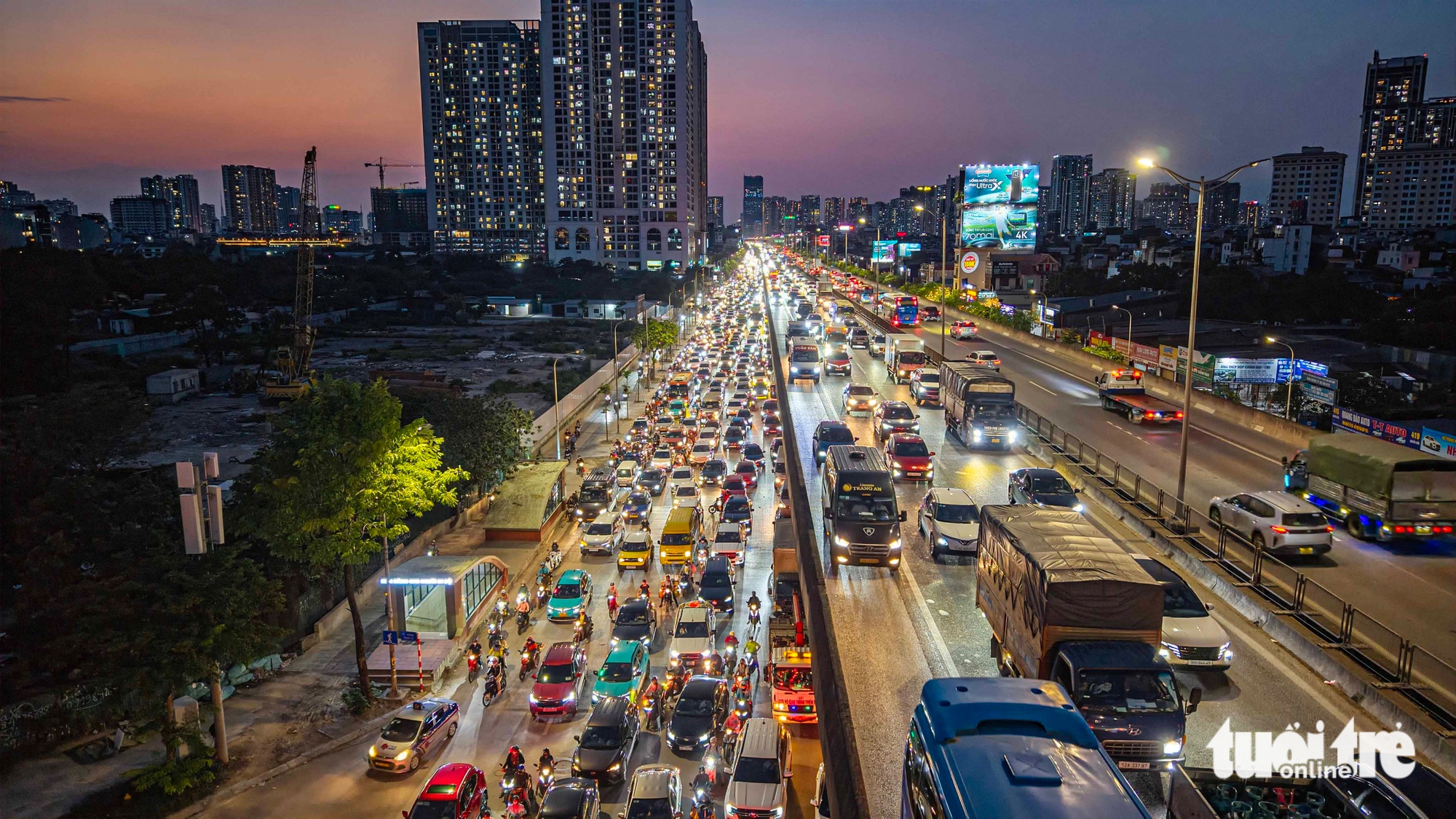 人群湧出河內度假,高架路上一輛汽車起火