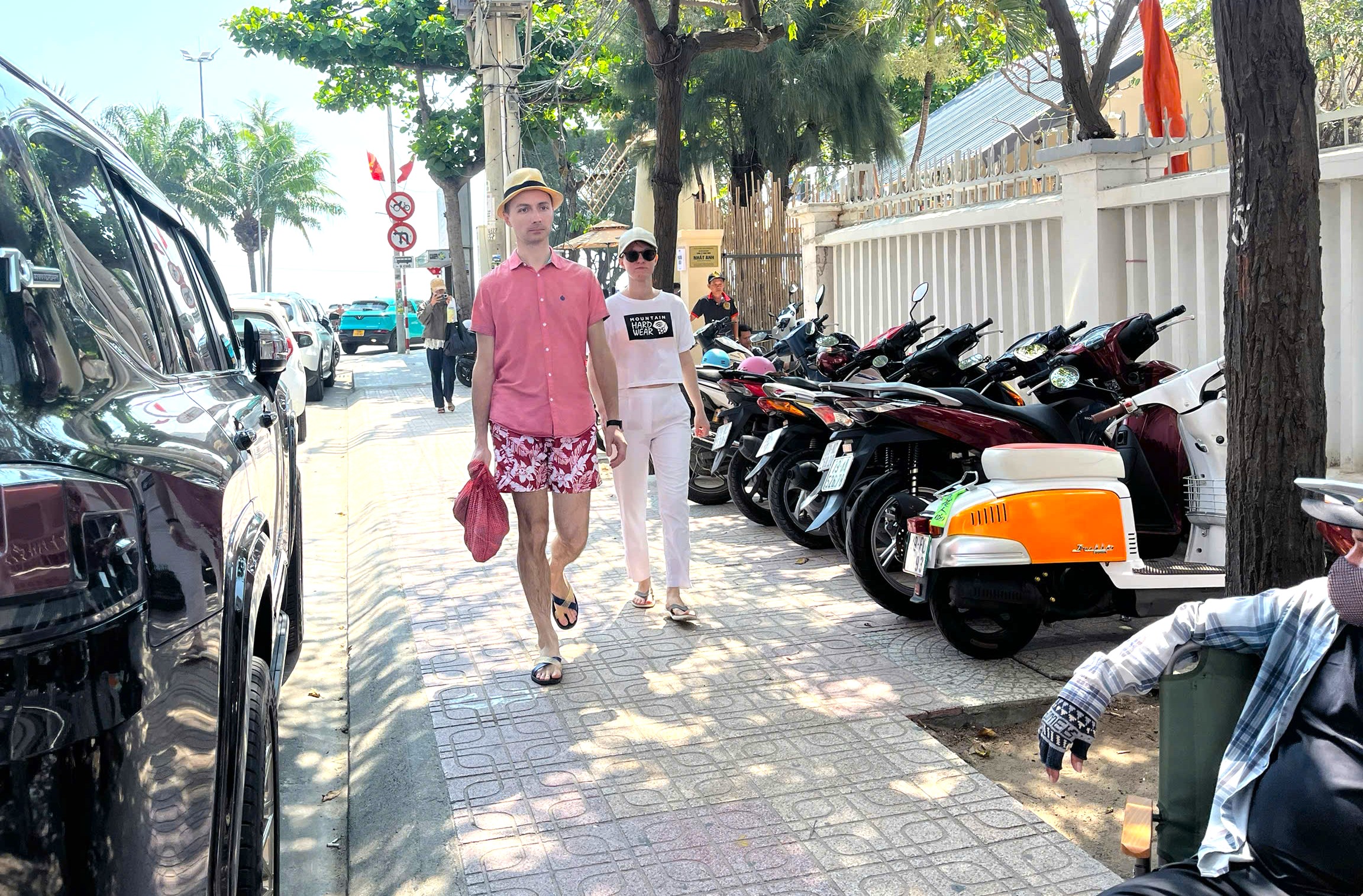 恢復人行道和城市秩序:芽莊多家咖啡館侵佔人行道,堵塞步行通道