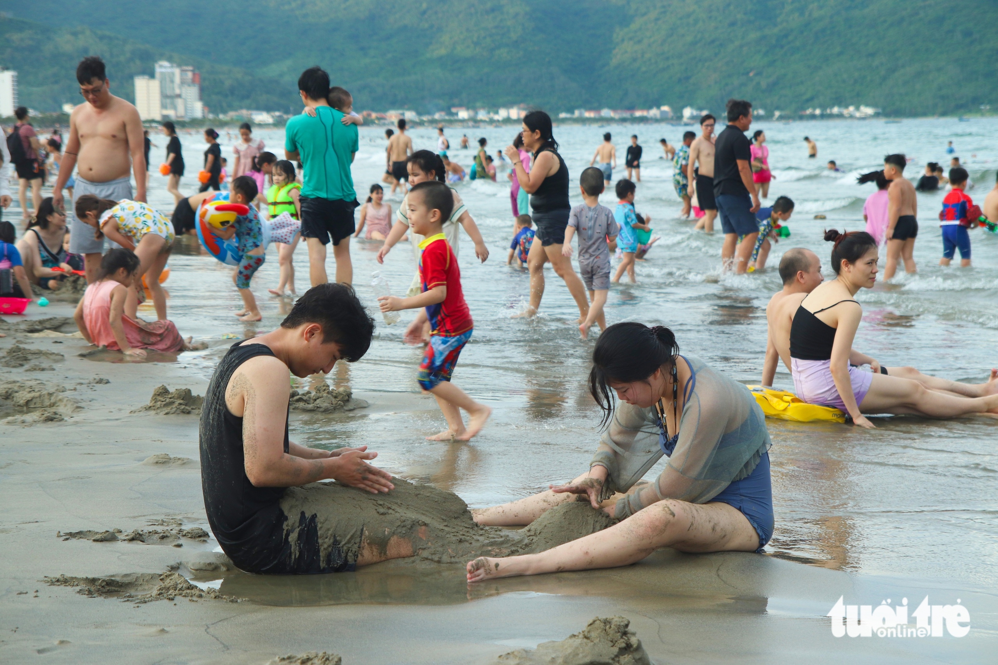 初夏酷熱,數千人湧向‘全球最美海灘’消暑