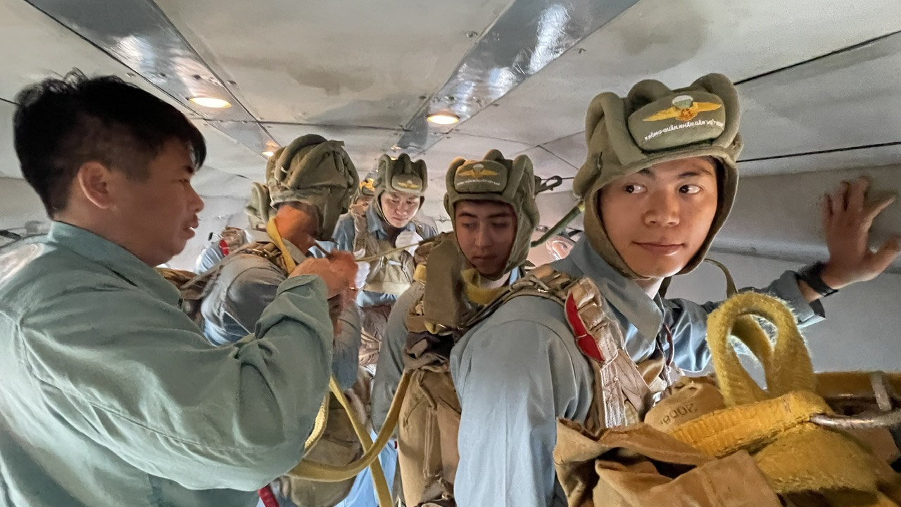 近距離觀看特種部隊和空軍從直升機跳傘