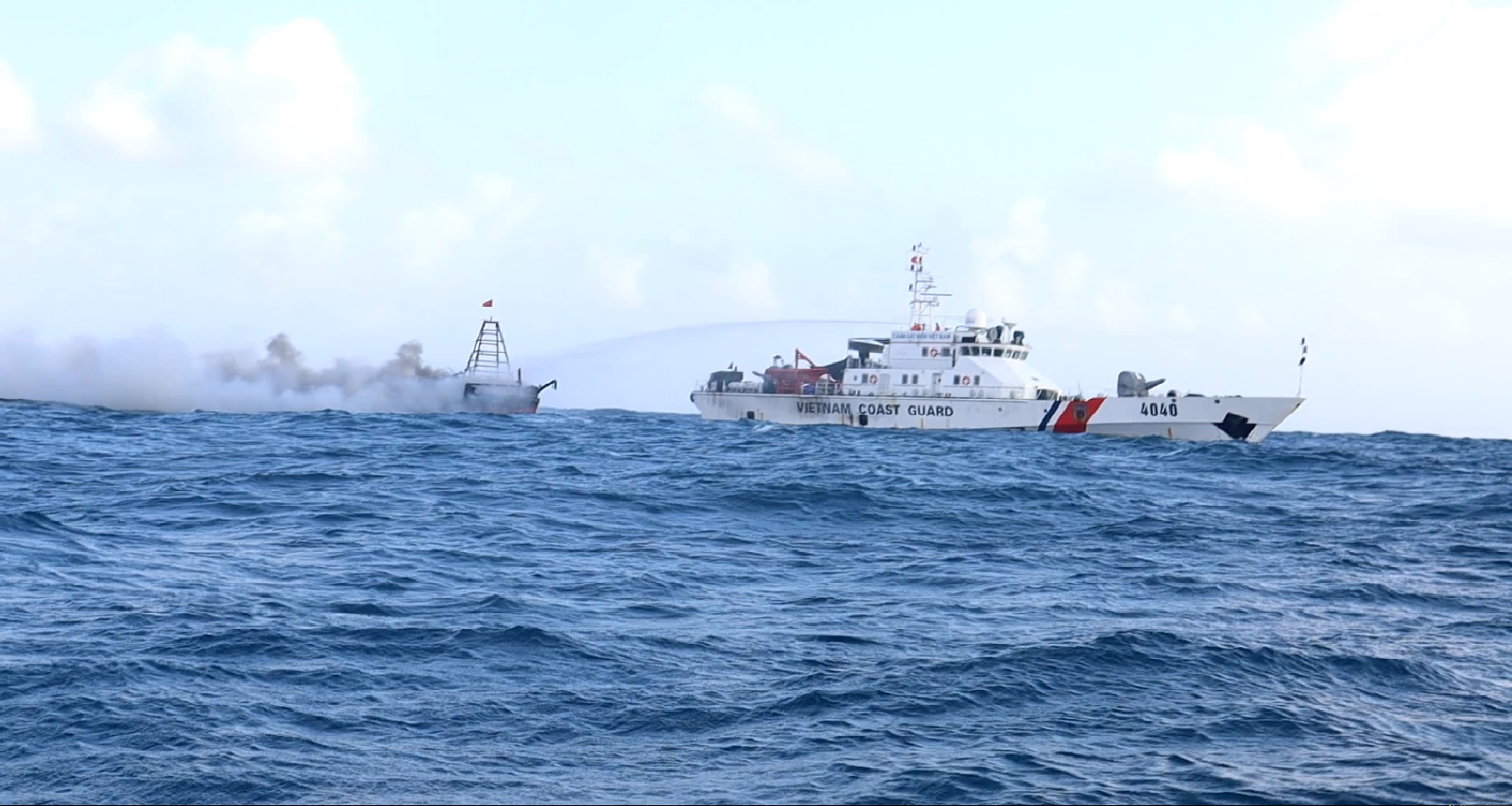 漁船在海上起火,海警及時救出4名漁民